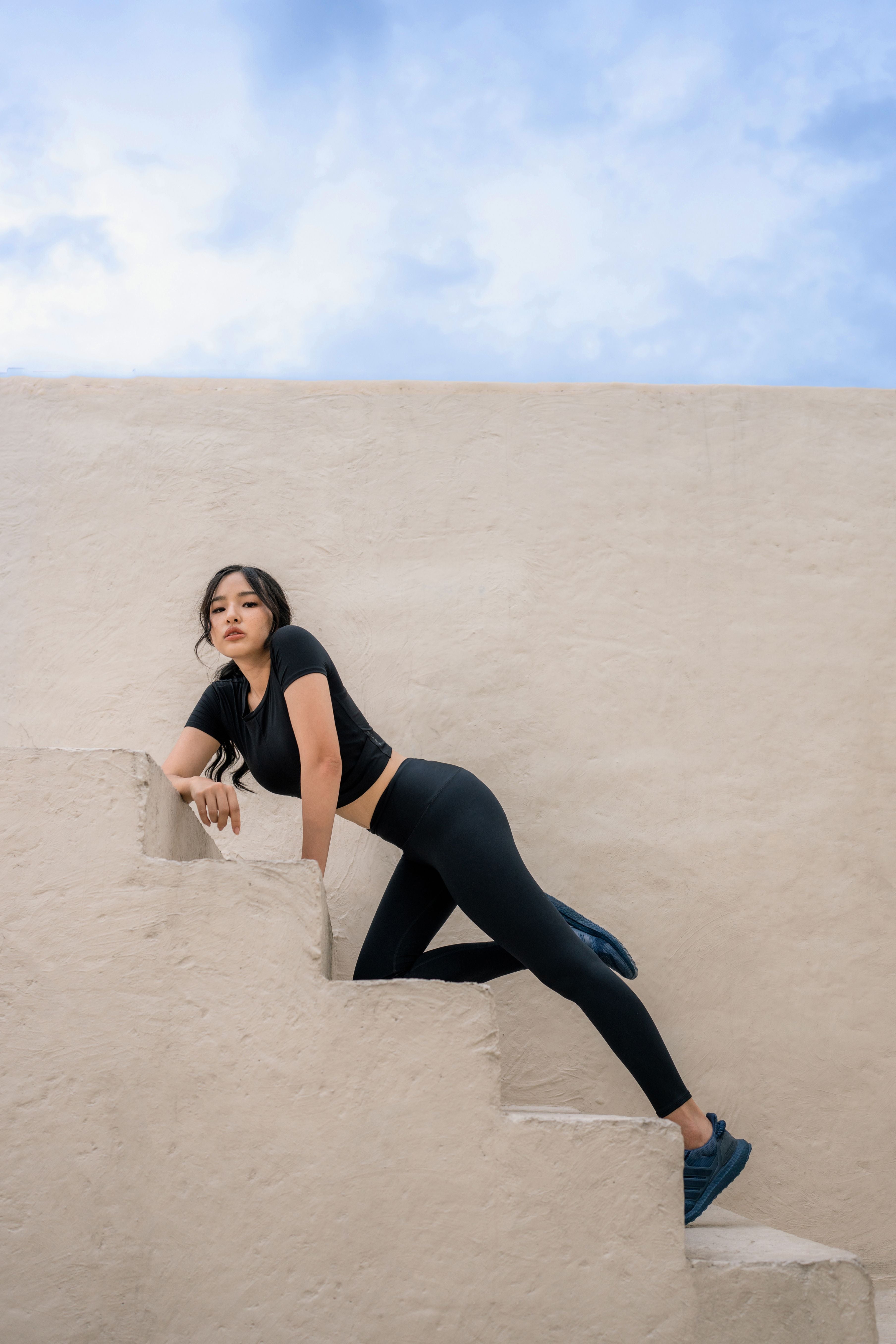 LAICA x Tiffany HIGH WAIST CROSSOVER LEGGINGS - BLACK